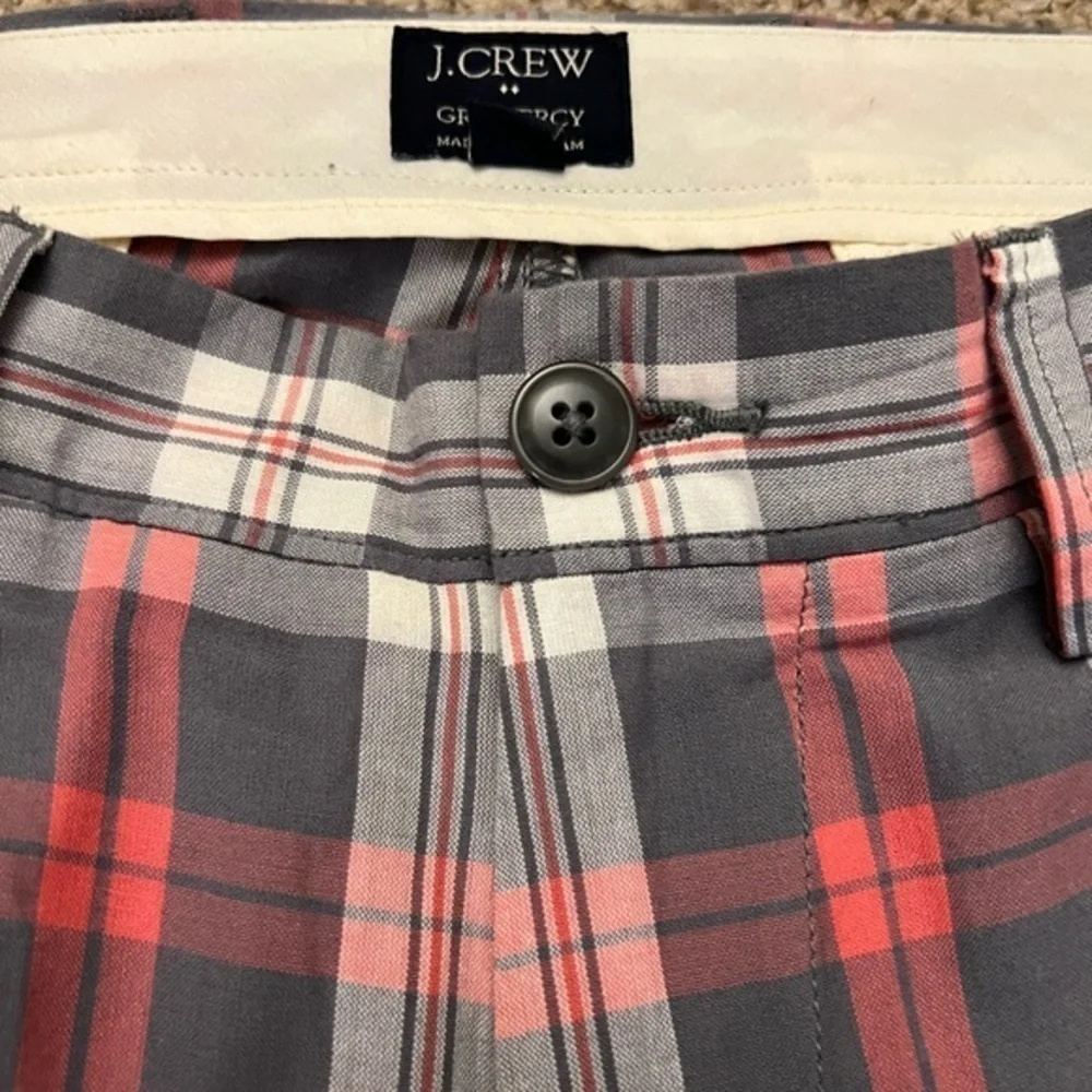 J Crew gray & pink plaid lightweight 100% cotton flat front 9” Gramercy shorts